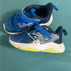 New Balance toddler 7c Rave Run v2 Bungee Lace with Top Strap sneaker